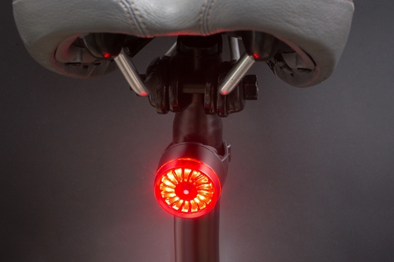 Les lumières arrière de bicyclette intelligente de queue pour le frein sentant IPX4 USB IPX4 rechargeable imperméabilisent